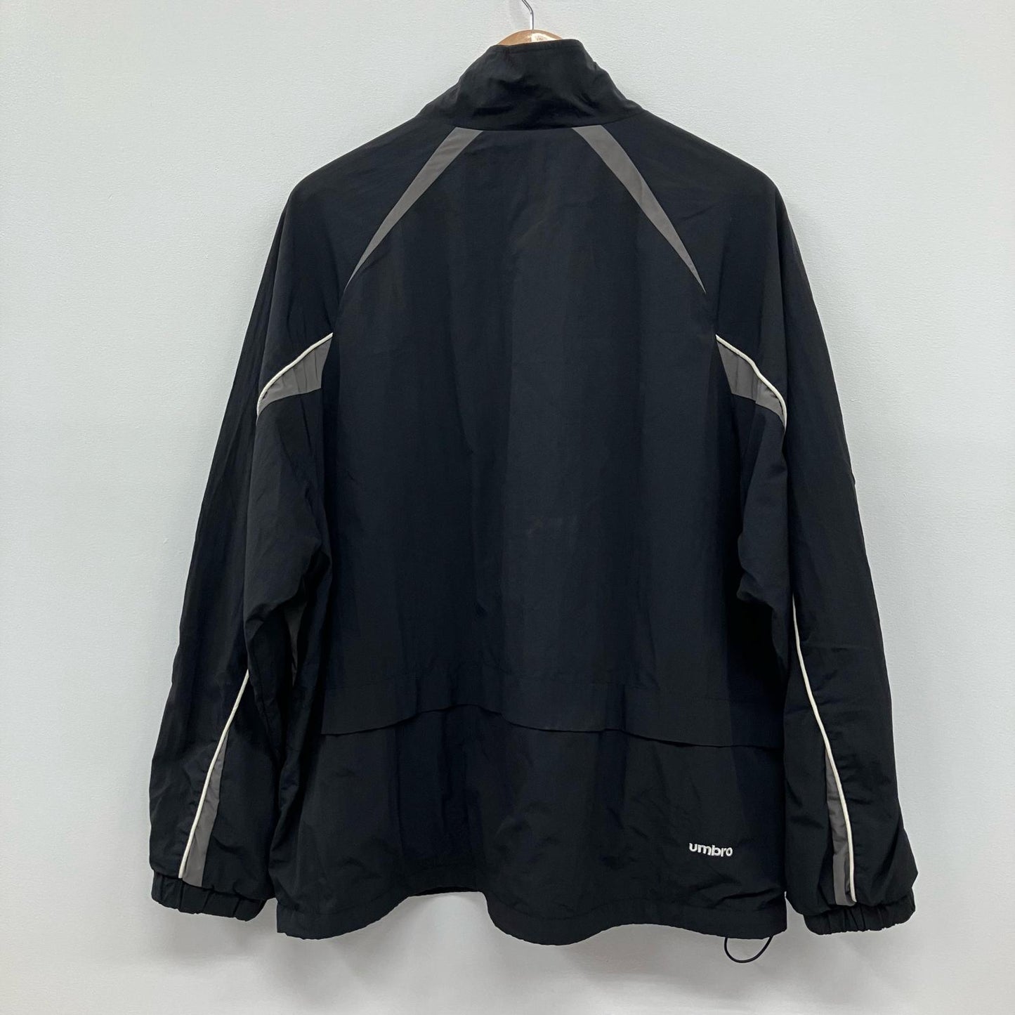 UMBRO | アンブロ um-pl24ss-bz01 ナイロンジャケット 3151394400001 ブラック サイズ：L【イオン広店】