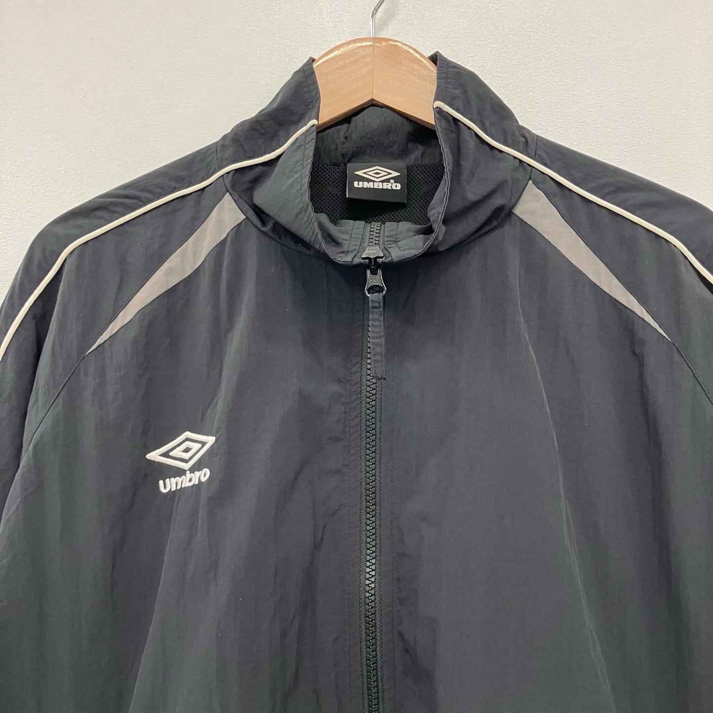 UMBRO | アンブロ um-pl24ss-bz01 ナイロンジャケット 3151394400001 ブラック サイズ：L【イオン広店】