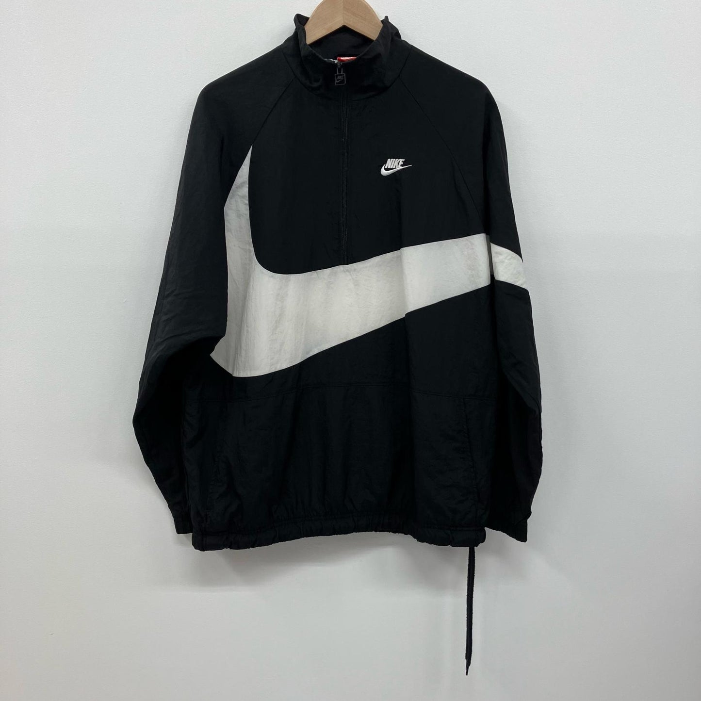 NIKE | ナイキ SWOOSH WOVEN HALFZIP JACKET ナイロンジャケット AJ2696-010 ブラック サイズ：S【イオン広店】