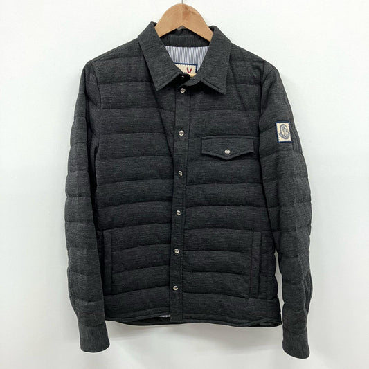 MONCLER | モンクレール GAMME BLEU GIBBINO ダウンジャケット A23914039083 チャコールグレー サイズ：1【イオン広店】