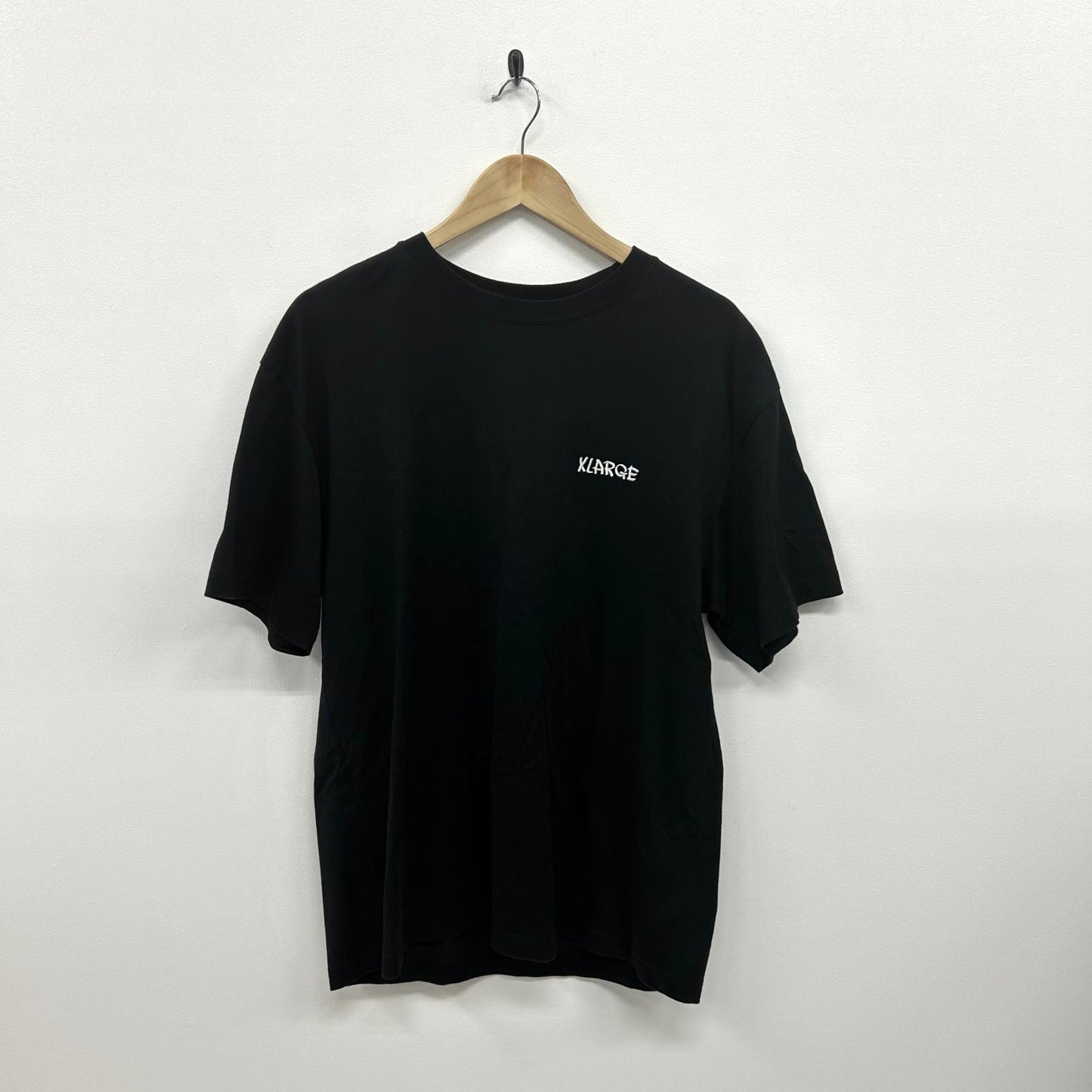 X-LARGE | エクストララージ DRAWING OG Tee 半袖Ｔシャツ 101252011041 ブラック サイズ：L【イオン広店】