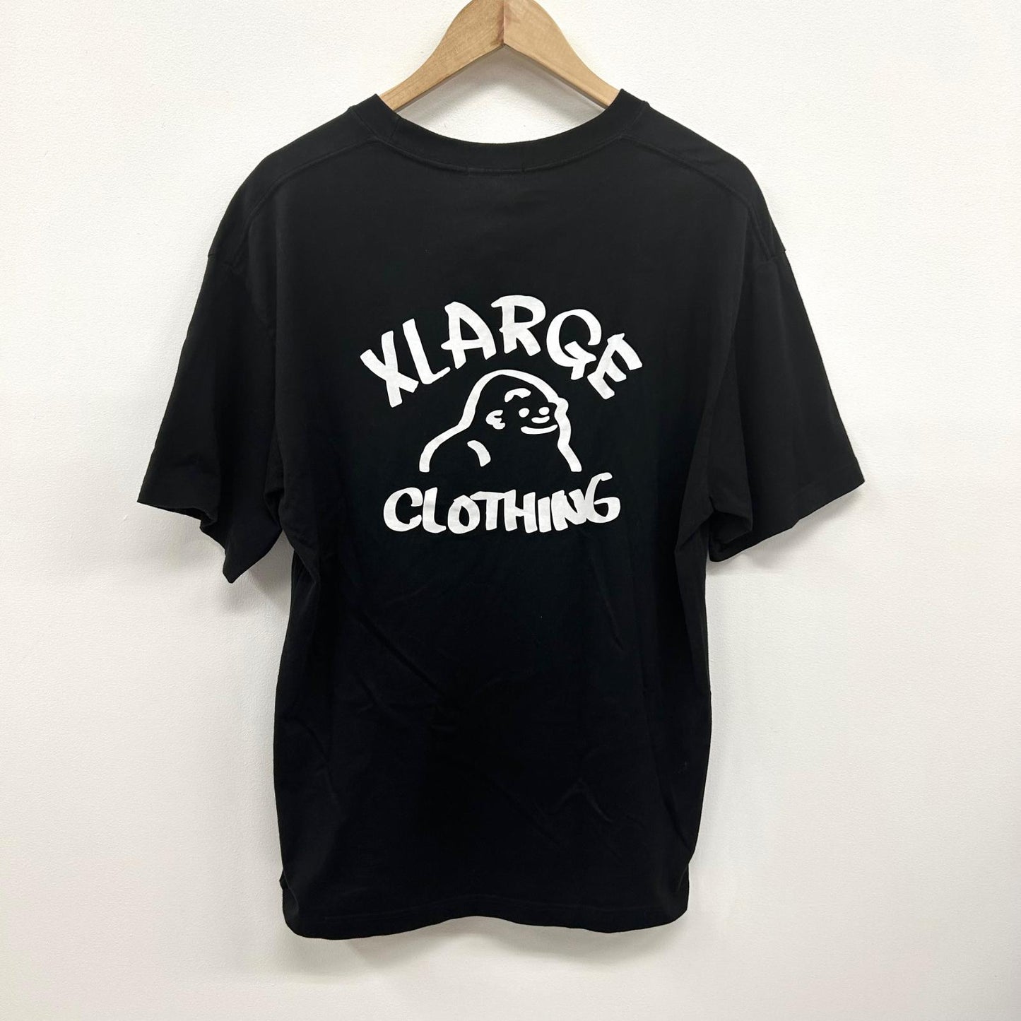 X-LARGE | エクストララージ DRAWING OG Tee 半袖Ｔシャツ 101252011041 ブラック サイズ：L【イオン広店】