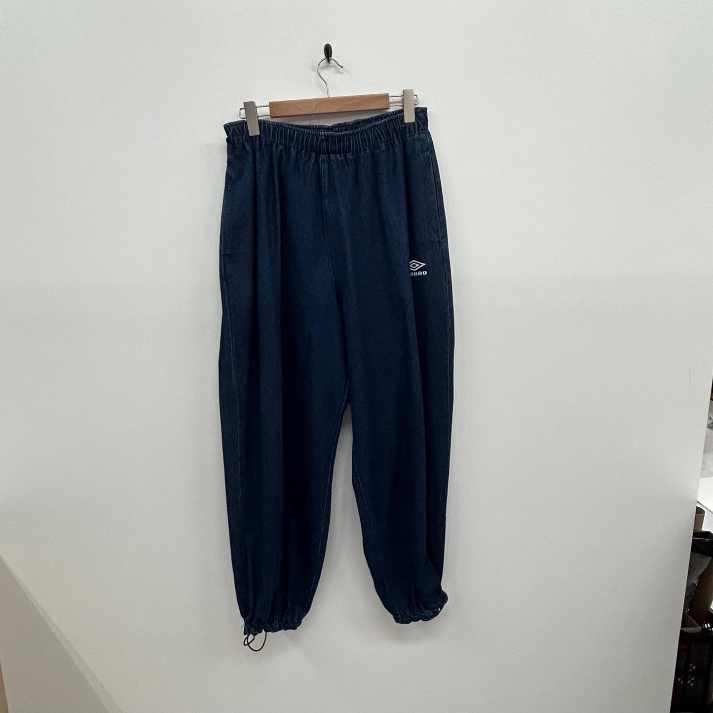 UMBRO | アンブロ WIDE DENIM PANTS　フリークスストア別注 パンツ 1043394400008 インディゴ サイズ：L【イオン広店】