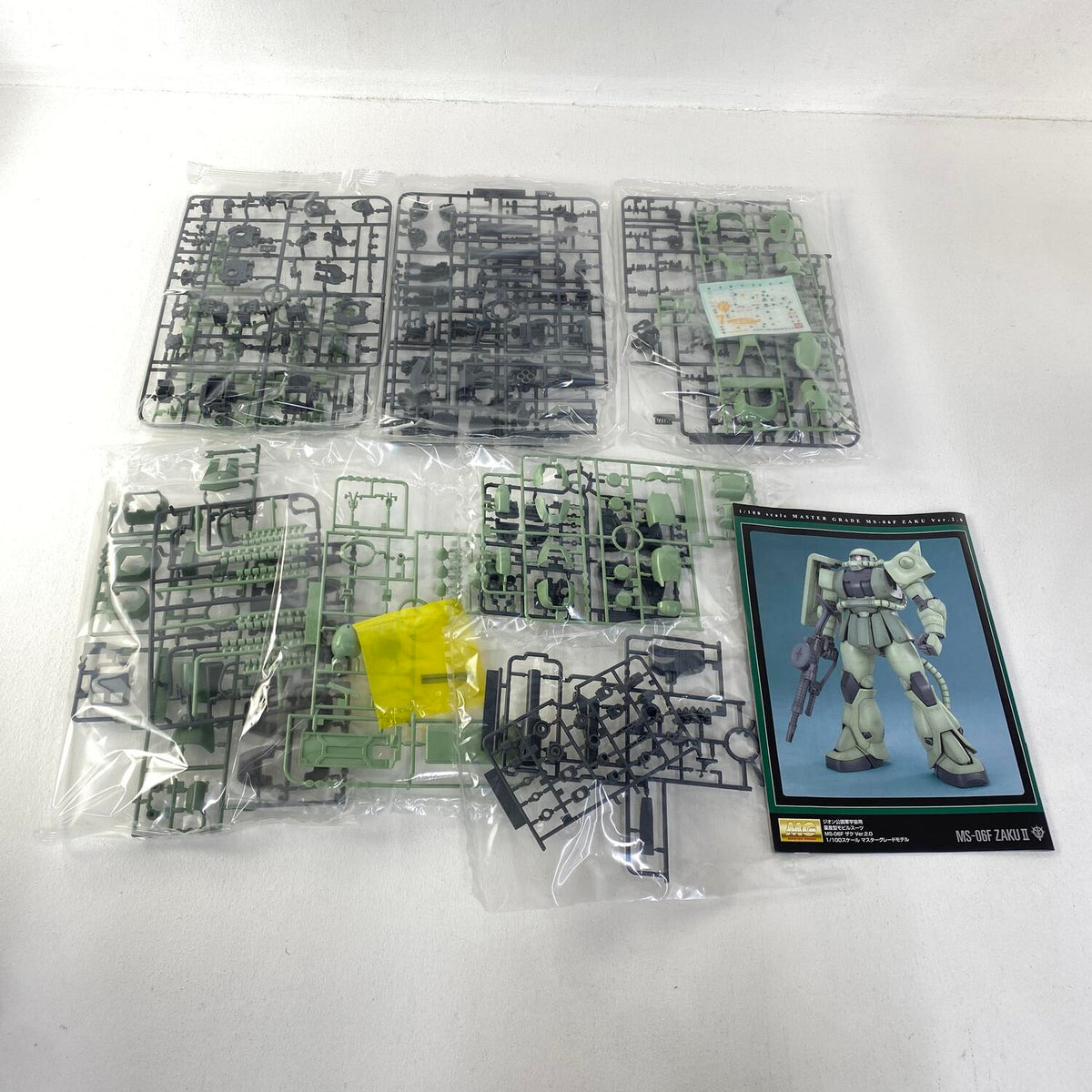 MG 1/100 MS-06F ザク Ver.2.0 ジオン公国軍宇宙用 量産型モビルスーツ バンダイ【パーツ完品】：