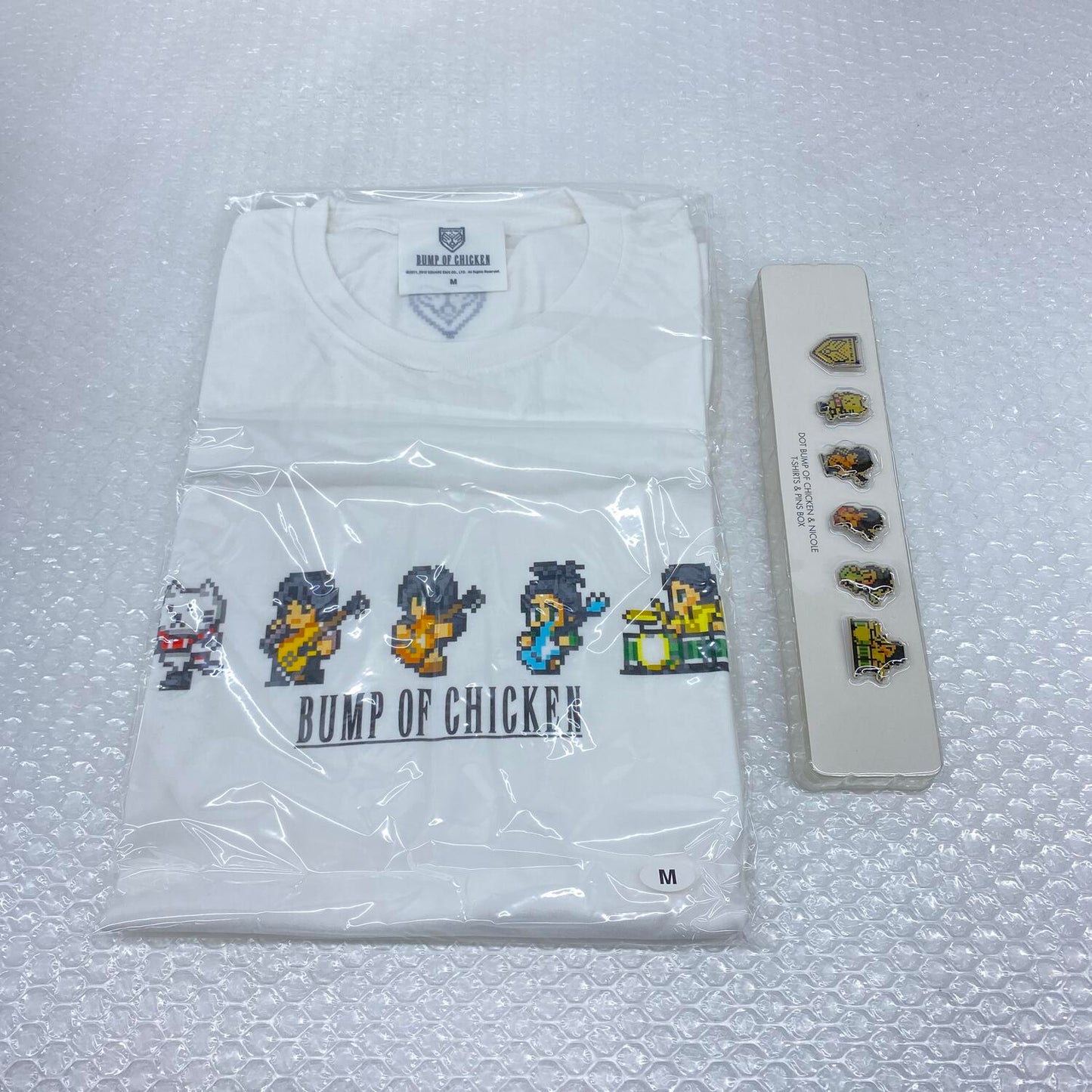 アイドルグッズ 【★加古川物流】中古 ドットBUMP OF CHICKEN＆ニコル Tシャツ ピンズBOX Mサイズ　ラバーキーホルダー　2点セット：【353】【353】【加古川物流】