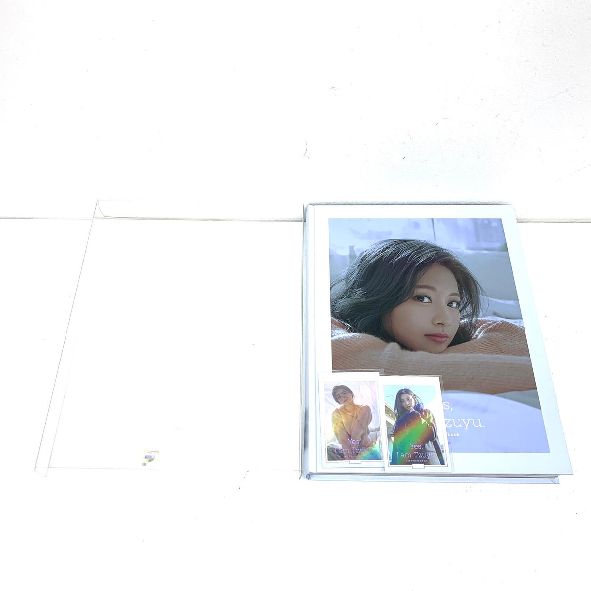 TWICE　Yes Ｉam Tzuyu　1st Photo book　トレカ付き.,