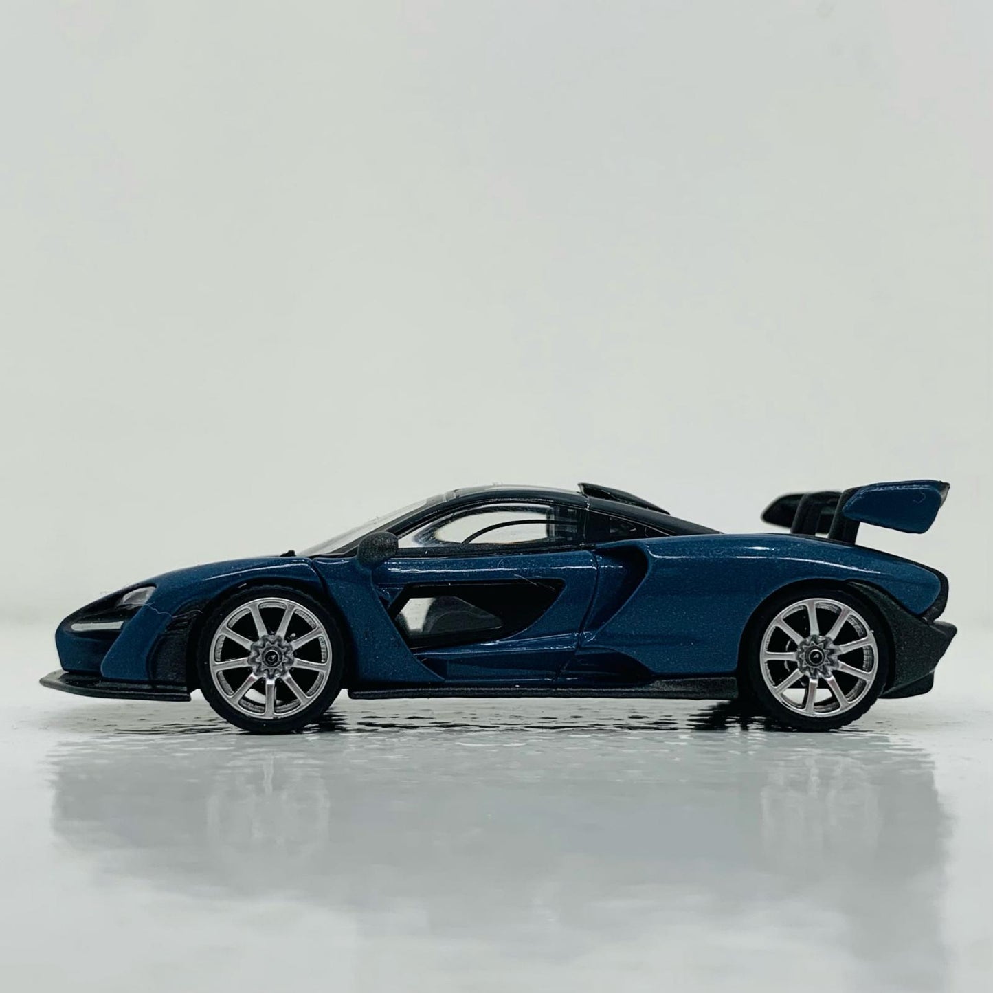 【中古】 1/64 McLaren SEnna Victory Grey RHD(ブルー×ブラック) 「ミニGTシリーズ」 トイザらスオリジナル [MGT00013-TRU]【飾磨店】