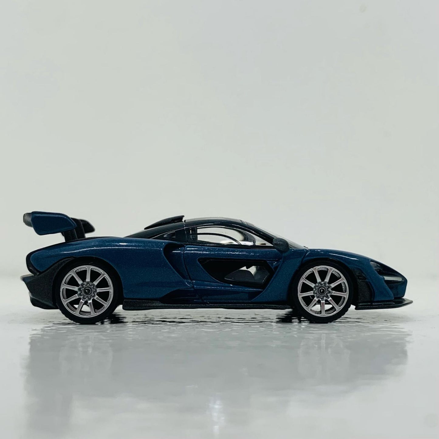 【中古】 1/64 McLaren SEnna Victory Grey RHD(ブルー×ブラック) 「ミニGTシリーズ」 トイザらスオリジナル [MGT00013-TRU]【飾磨店】