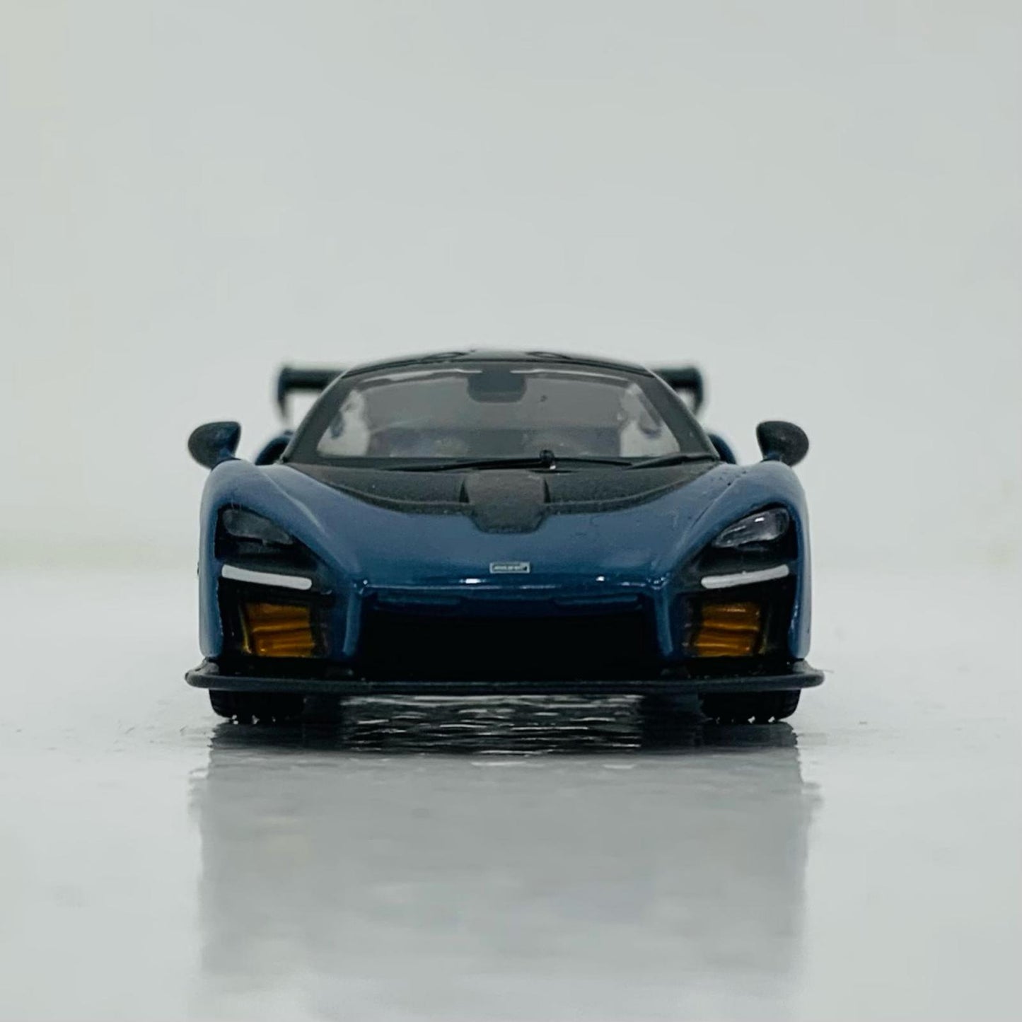 【中古】 1/64 McLaren SEnna Victory Grey RHD(ブルー×ブラック) 「ミニGTシリーズ」 トイザらスオリジナル [MGT00013-TRU]【飾磨店】