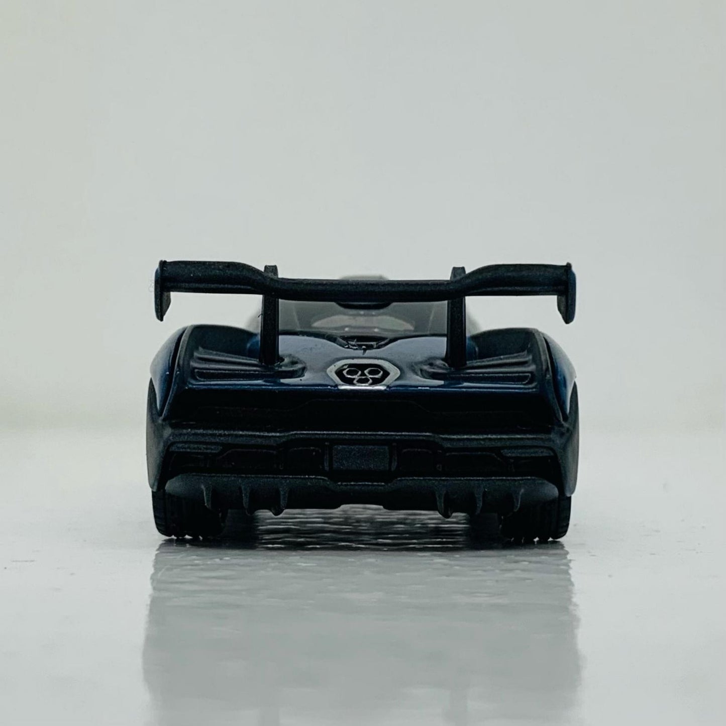 【中古】 1/64 McLaren SEnna Victory Grey RHD(ブルー×ブラック) 「ミニGTシリーズ」 トイザらスオリジナル [MGT00013-TRU]【飾磨店】