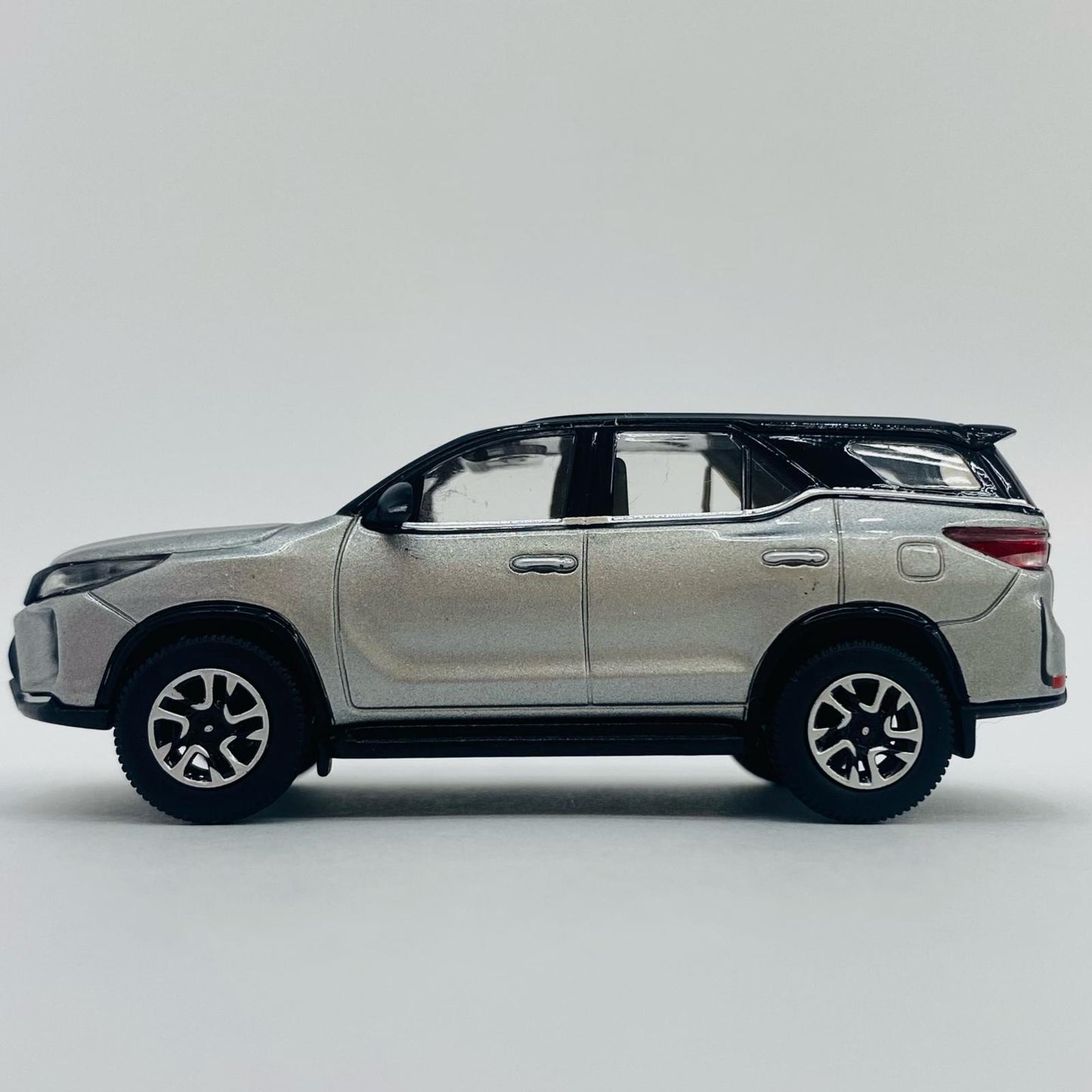 【中古】 1/64 トヨタ フォーチュナー 2023 RHD(メタリックシルバー) [PB-65722]【飾磨店】