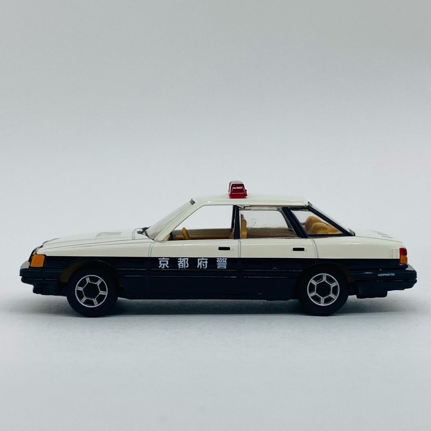 1/64 LV-N04a Nissan Leopard TR-X Kyoto Prefectural Police (White x Black) "Tomica Limited Vintage NEO" [211648]