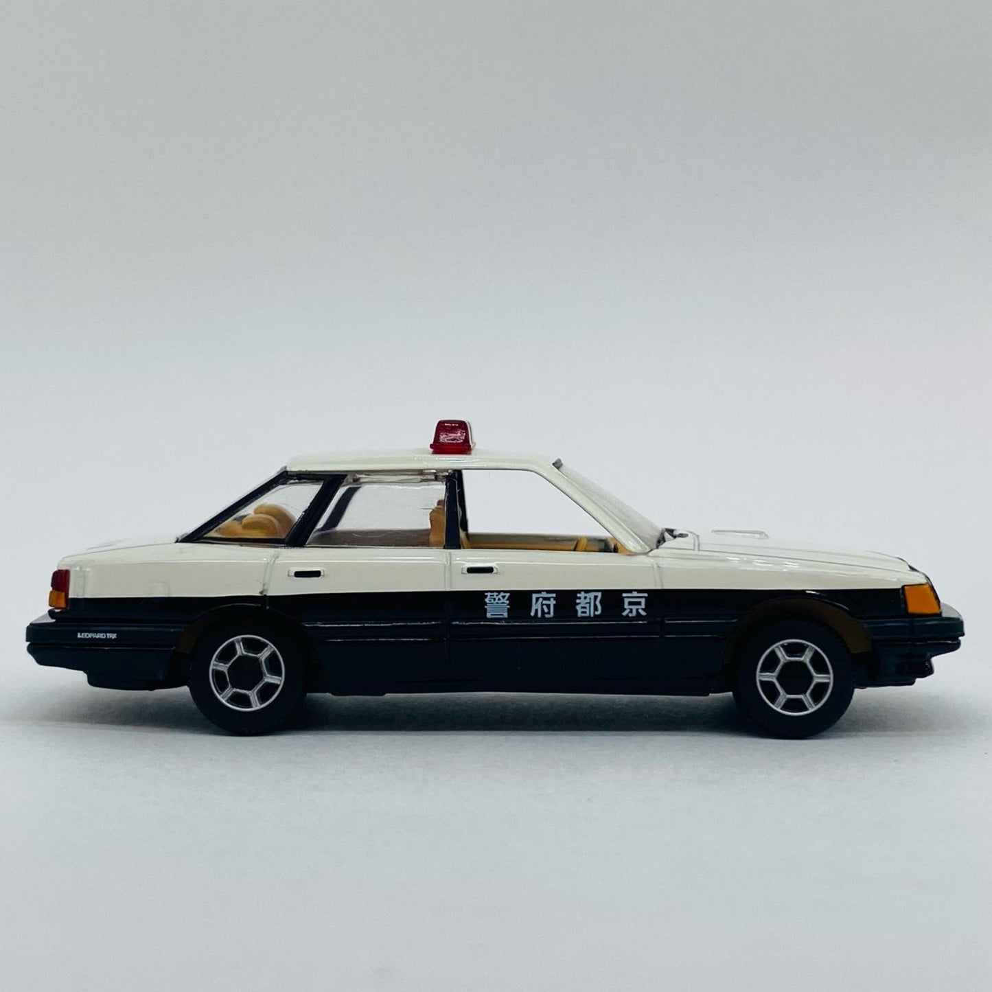 1/64 LV-N04a Nissan Leopard TR-X Kyoto Prefectural Police (White x Black) "Tomica Limited Vintage NEO" [211648]