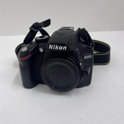 Nikon D3200 ボディ 一眼レフ ニコンF APS-C 2416万画素 本体のみ/充電器欠品【加古川店】