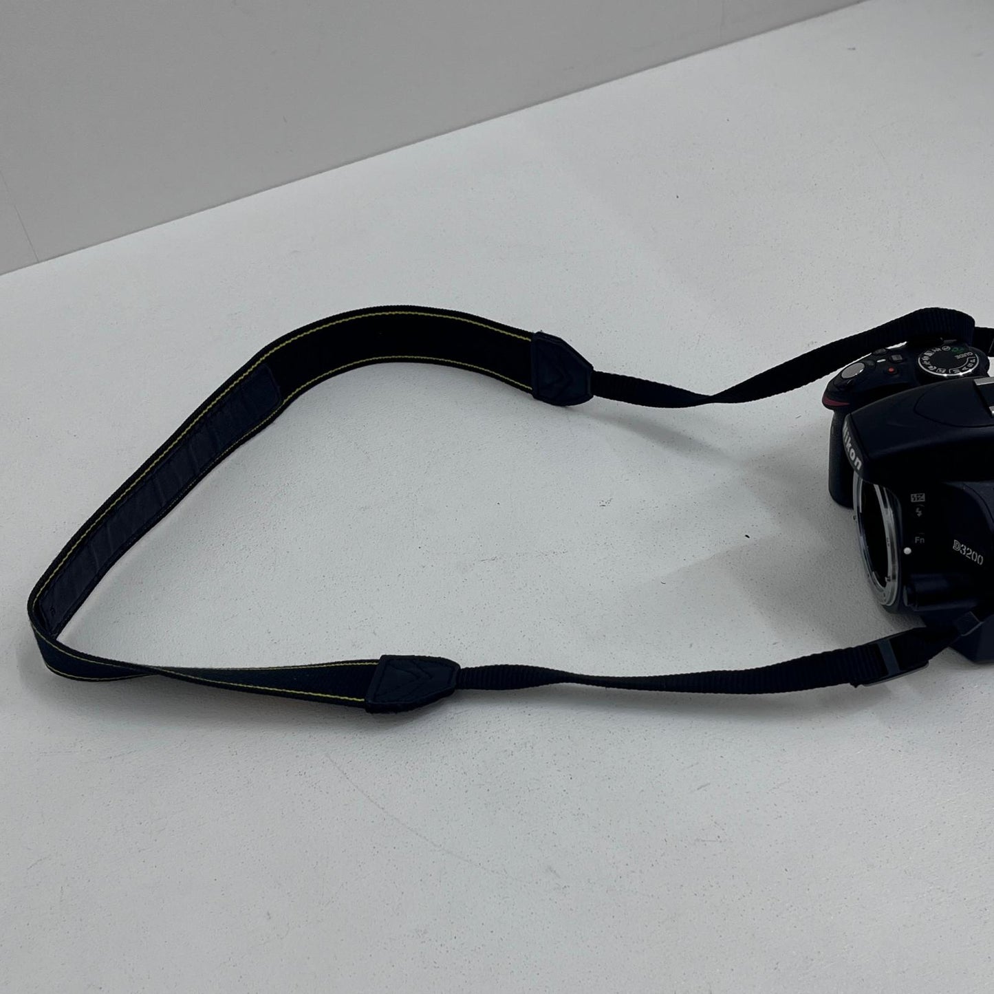 Nikon D3200 ボディ 一眼レフ ニコンF APS-C 2416万画素 本体のみ/充電器欠品【加古川店】