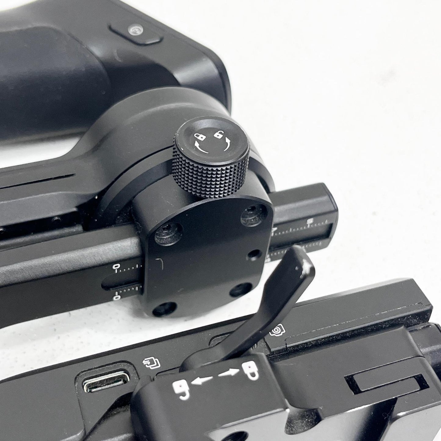 FeiyuTech SCORP-C ジンバル カメラスタビライザー 一眼レフ・ミラーレス・DSLRカメラ用 箱・USB×5・三脚・リリースプレート・カメラベース・取付ネジ付属【加古川店】
