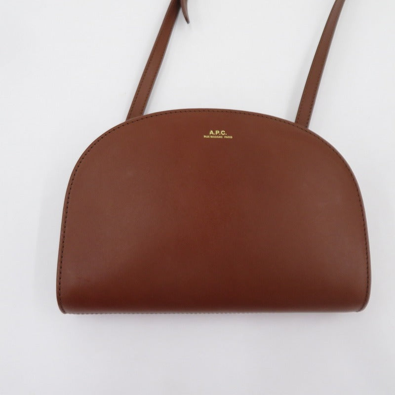 A.P.C | アーペーセー CLUTCH DEMI-LUNE ショルダーバッグ ブラウン【瀬戸大橋店】