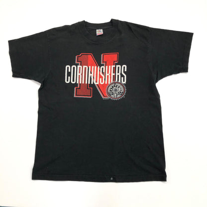【中古】 FRUIT OF THE LOOM　フルーツオブザルーム　90年代　CORNHUSKERS　コーンハスカーズ　チームロゴ　前面プリント　シングルステッチ　USA製　ヴィンテージ 半袖Ｔシャツ ブラック サイズ：L【加古川物流】