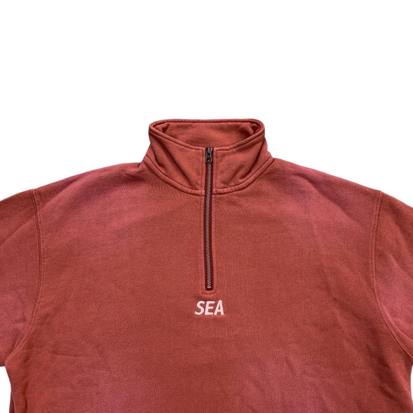 WIND AND SEA | ウィンダンシーウインダンシー SULFUR DYEING LOGO HALF ZIP スウェット WDS-O-ESD-27-Q1-CS-04 ボルドー/バーガンディー サイズ：M【尾張小牧店】