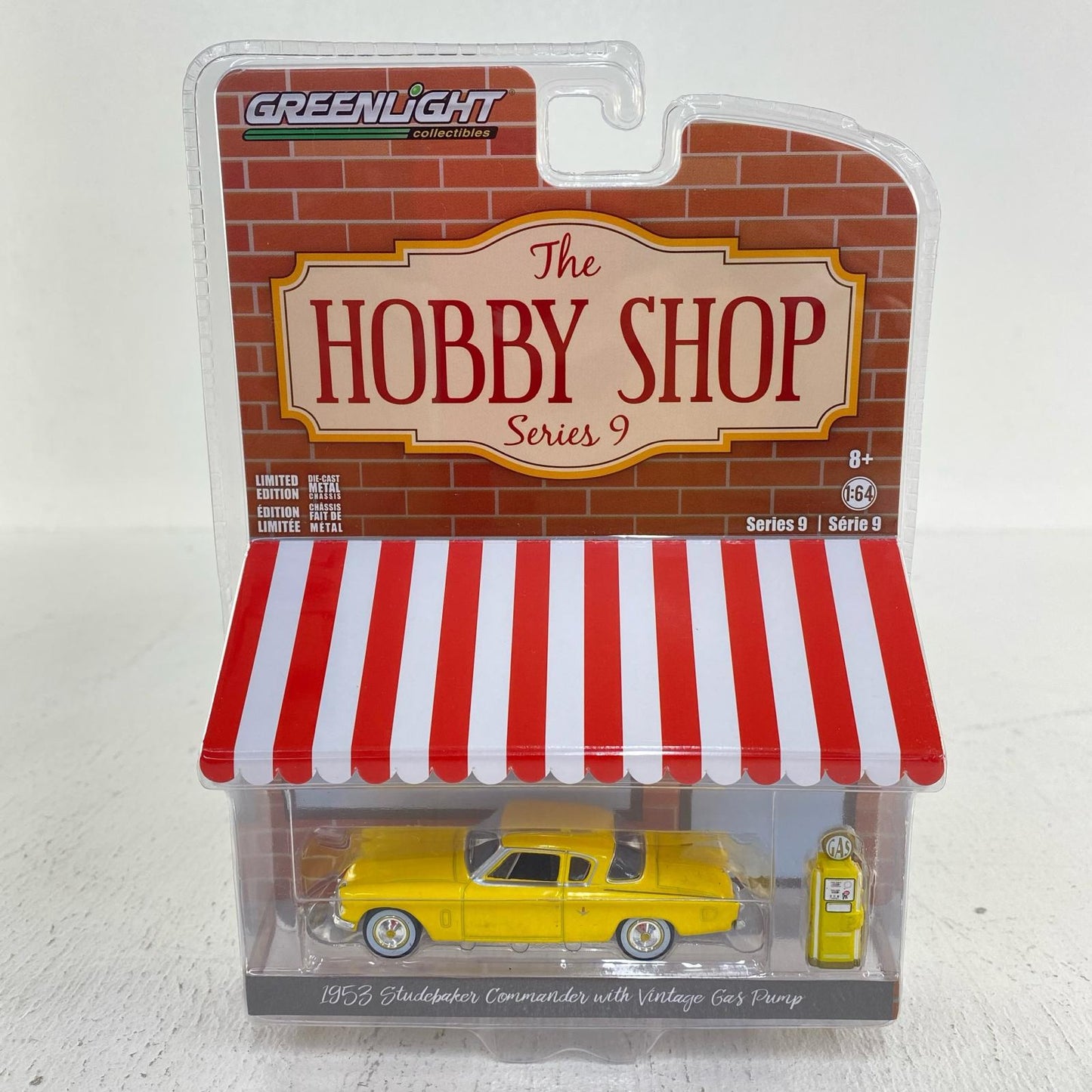 1/64 1953 Studebaker Commander with Vintage Gas Pump "The Hobby Shop Series 9" [97090]