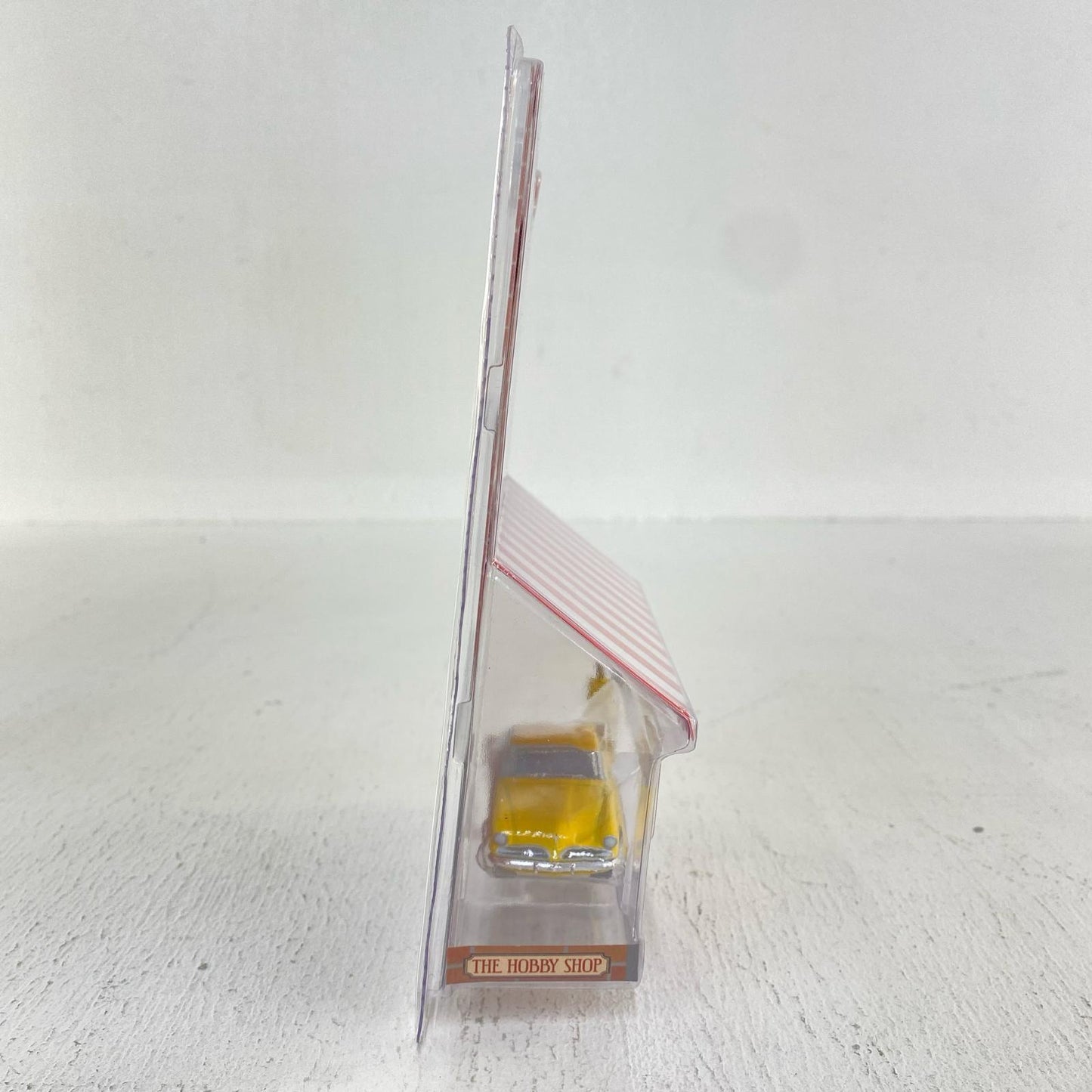 1/64 1953 Studebaker Commander with Vintage Gas Pump "The Hobby Shop Series 9" [97090]