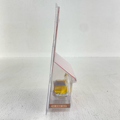 1/64 1953 Studebaker Commander with Vintage Gas Pump "The Hobby Shop Series 9" [97090]