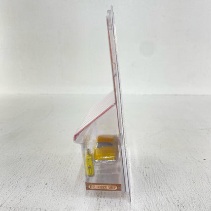 1/64 1953 Studebaker Commander with Vintage Gas Pump "The Hobby Shop Series 9" [97090]