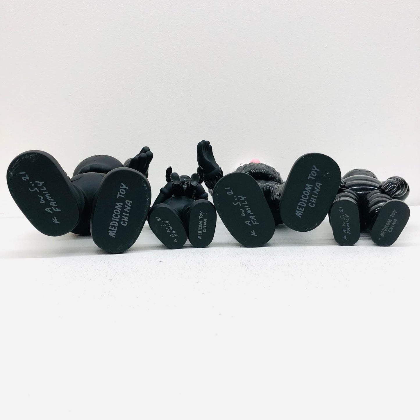 KAWS FAMILY BLACK [Figure]
