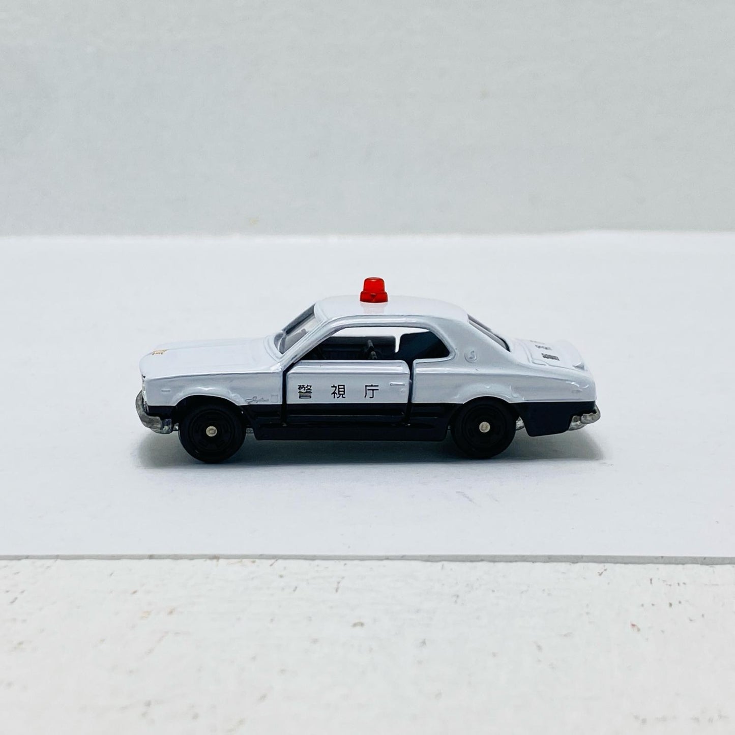 1/62 Nissan Skyline GT-R Hakosuka Patrol Car Metropolitan Police Department (White x Black) "Tomica" Apita Original