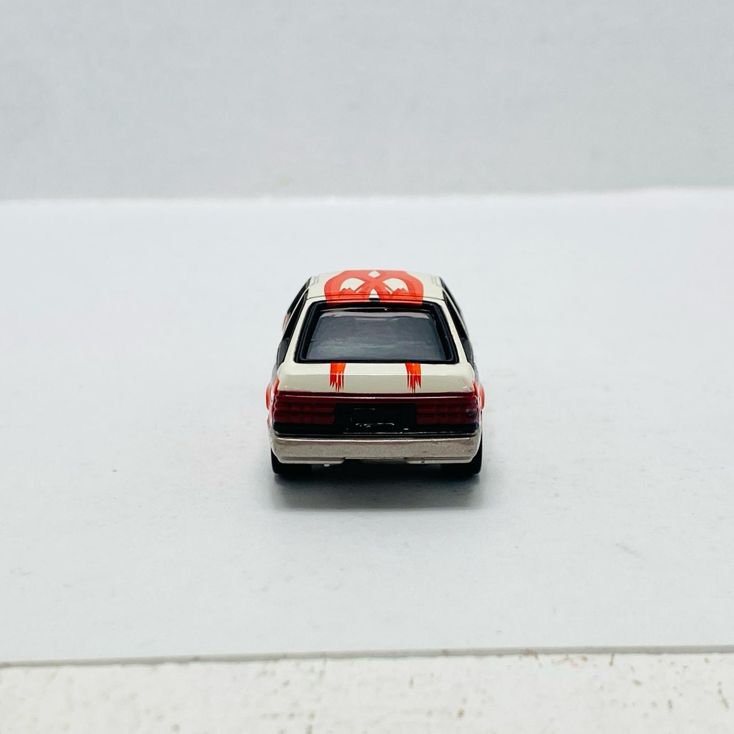 1/61 Toyota Sprinter Trueno AE86 Car Boutique Club Ueo Katsuhiro (White x Black x Red) "Tomica D1 GRAND PRIX SERIES"