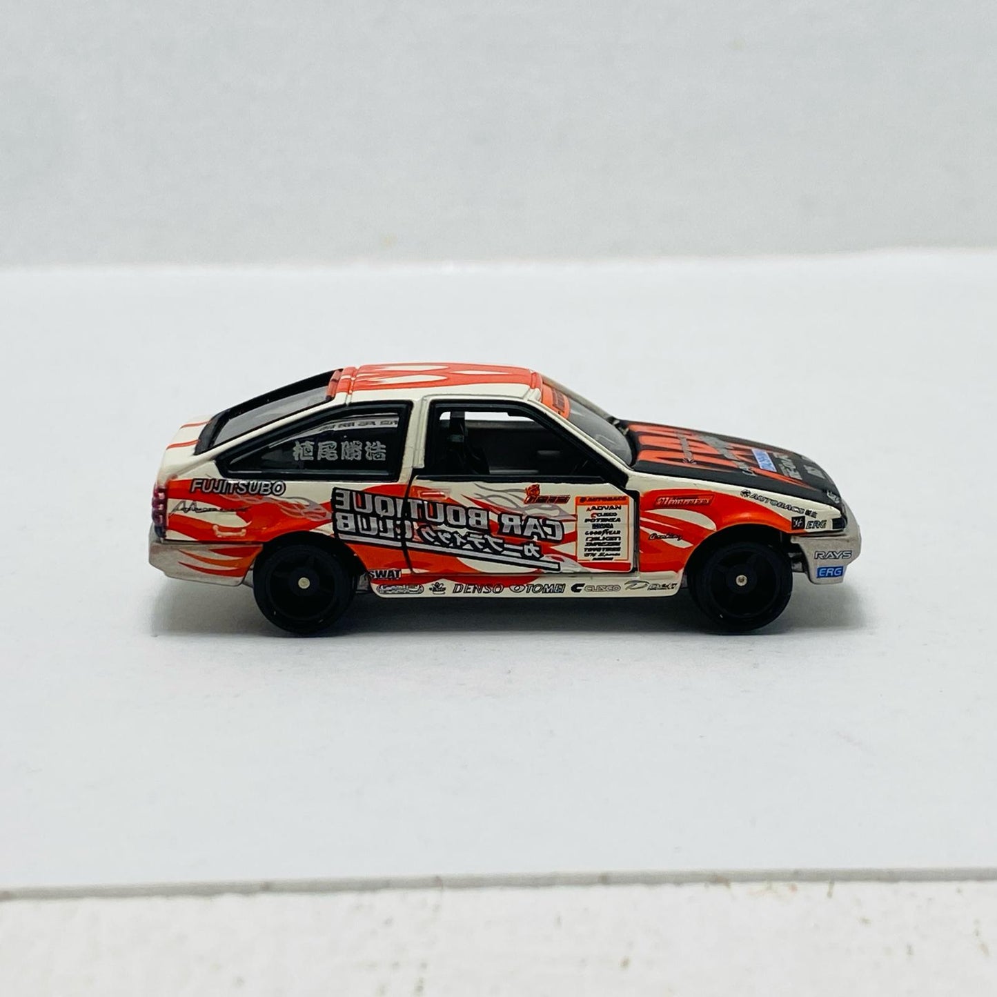 1/61 Toyota Sprinter Trueno AE86 Car Boutique Club Ueo Katsuhiro (White x Black x Red) "Tomica D1 GRAND PRIX SERIES"