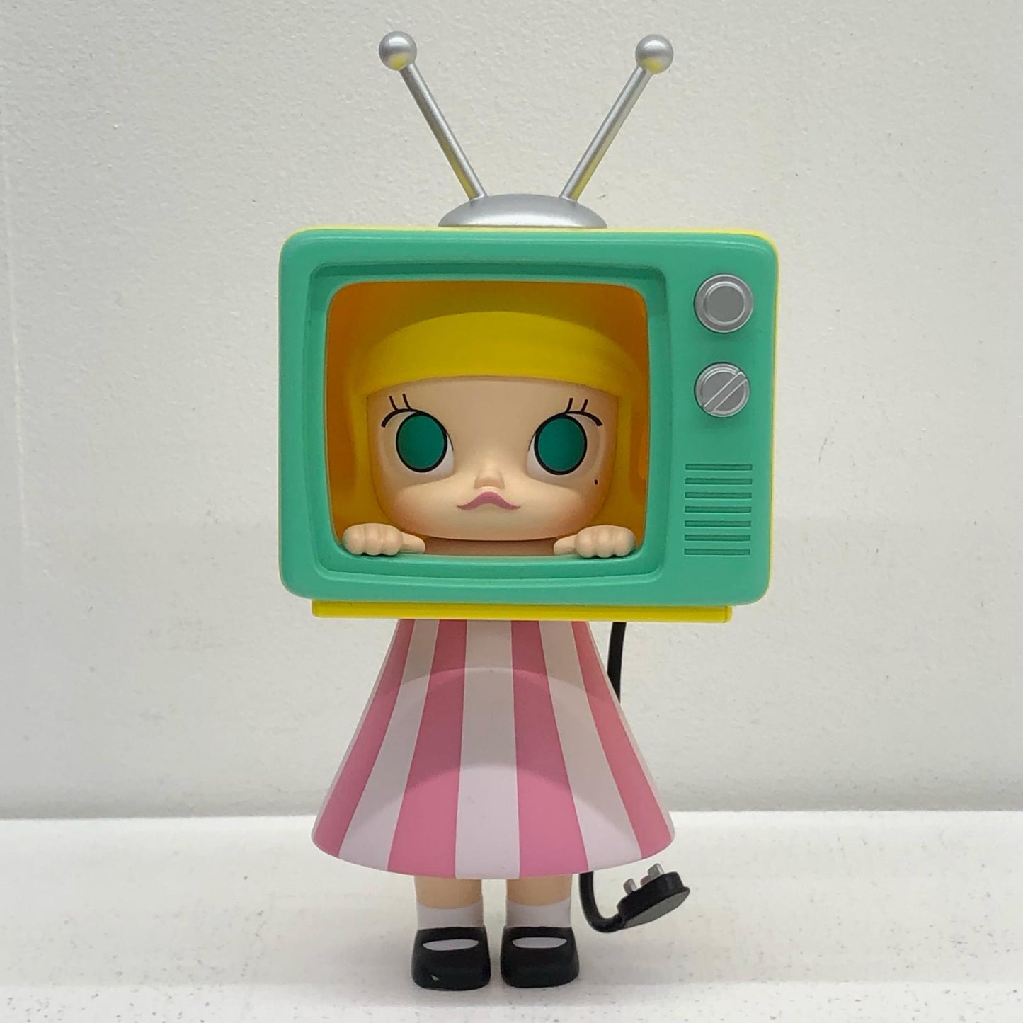 WATCHING TELEVISION POPMART MOLLY [Figure]