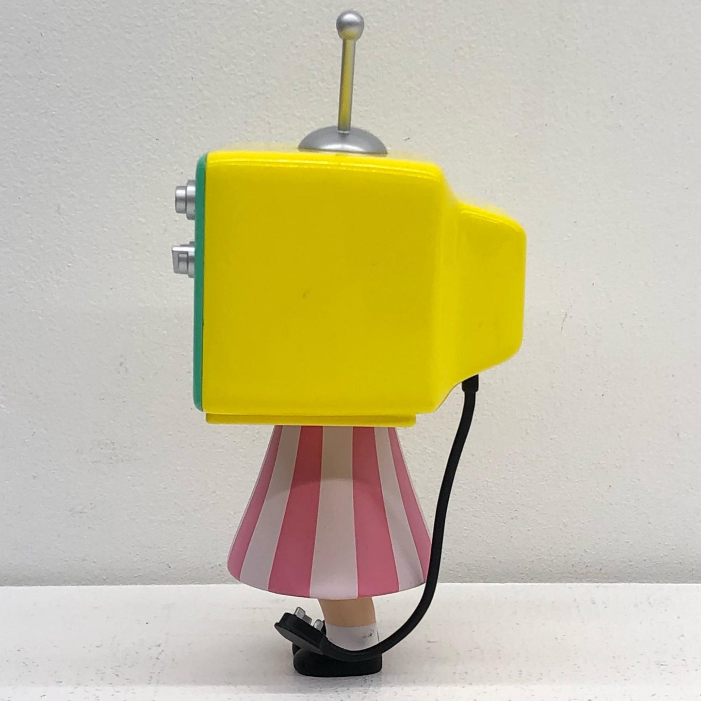 WATCHING TELEVISION POPMART MOLLY [Figure]