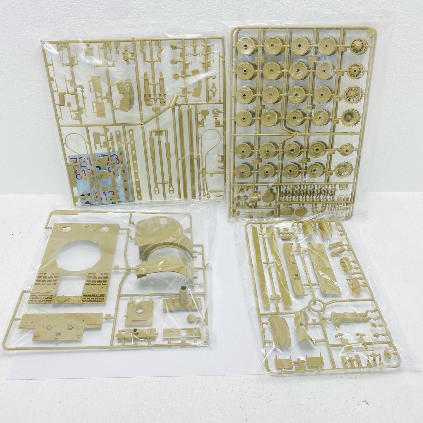 プラモデル 1/35 ドイツ重戦車 タイガーI 極初期生産型(アフリカ仕様) 「ミリタリーミニチュアシリーズ No.227」 ディスプレイモデル ドイツ重戦車 タイガーI 極初期生産型 ミリタリーミニチュア No.227 35227【加古川物流】