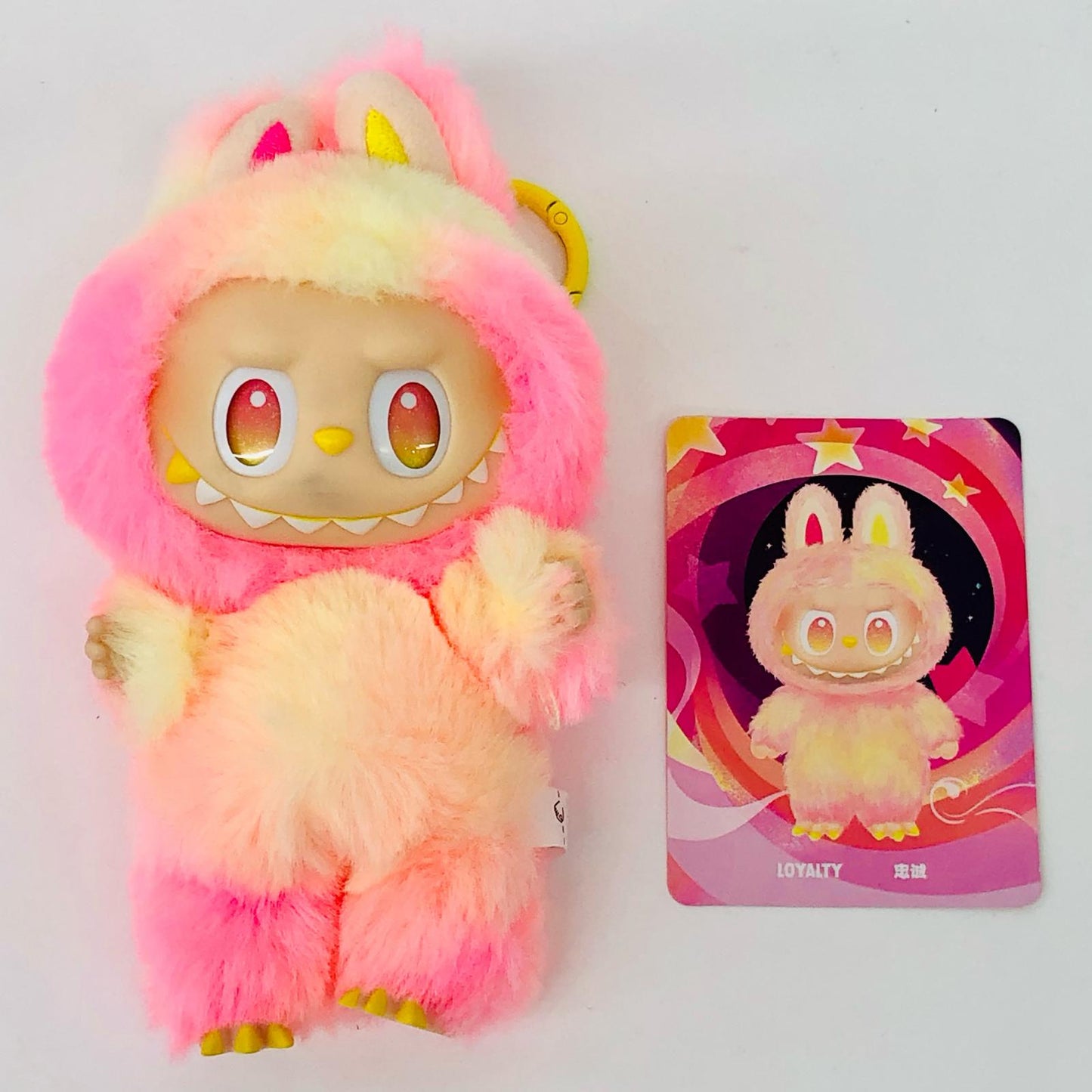 ぬいぐるみ LOYALTY「THE MONSTERS Big into Energy シリーズ ぬいぐるみペンダント」POPMART THE MONSTERS Big into Energy ぬいぐるみペンダント【瀬戸大橋店】