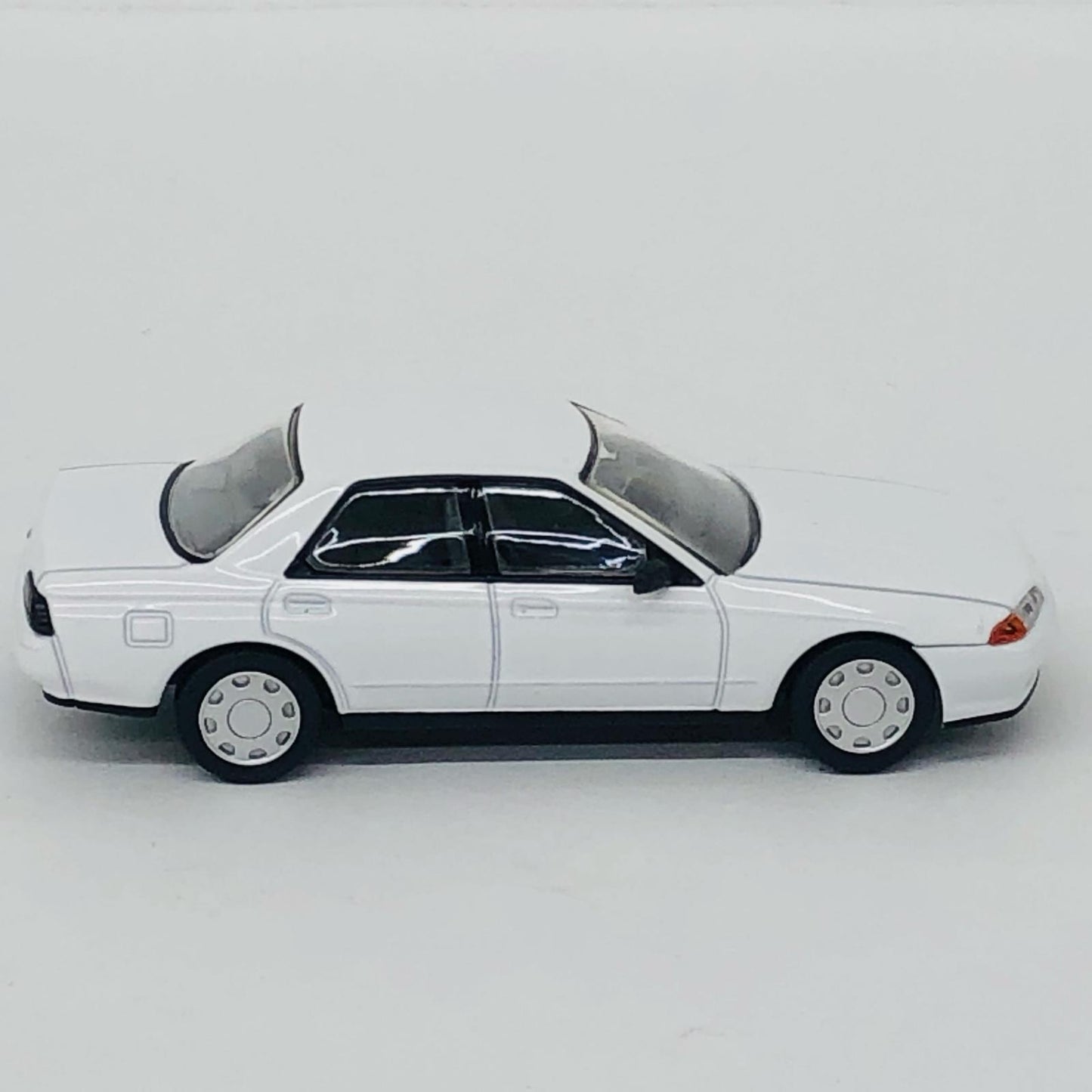 おもちゃ・玩具 1/64 LV-N194d 日産スカイライン 4ドアスポーツセダン GXi Type X (ホワイト) 92年式 「トミカリミテッドヴィンテージNEO」 [329060] 日産スカイライン 4ドアスポーツセダン LV-N194d '1/64 329060【加古川店】