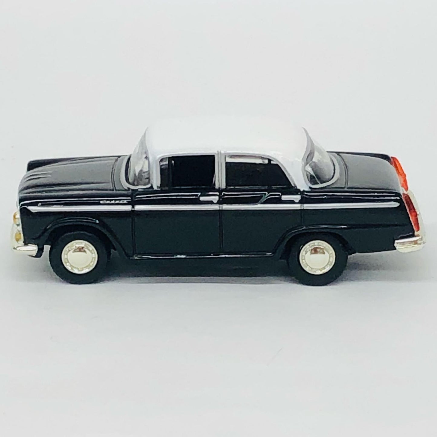 おもちゃ・玩具 1/64 LV-01c 日産 セドリック(ブラック×ホワイト) 「トミカリミテッドヴィンテージ」 [205326] 日産 セドリック LV-01c '1/64 205326【加古川店】