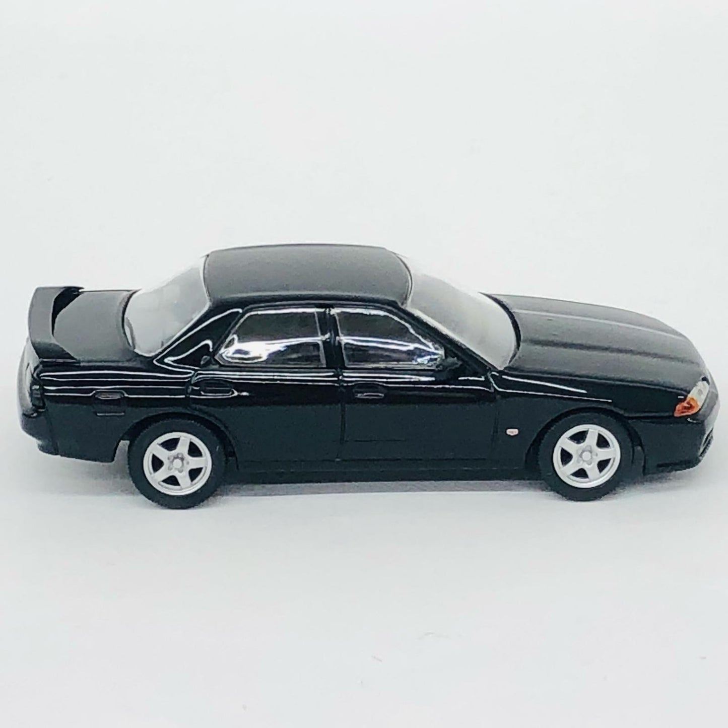 1/64 LV-N194c 日産スカイライン 4ドアスポーツセダン GTS-t Type M (ブラック) オプション装着車 92年式 「トミカリミテッドヴィンテージNEO」 [329053]