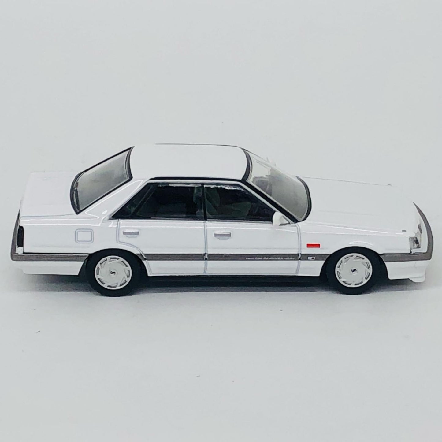1/64 LV-N301a 日産 スカイライン 4ドアHT GTパサージュ ツインカム24V 87年式(ホワイト) 「トミカリミテッドヴィンテージNEO」 [320548]