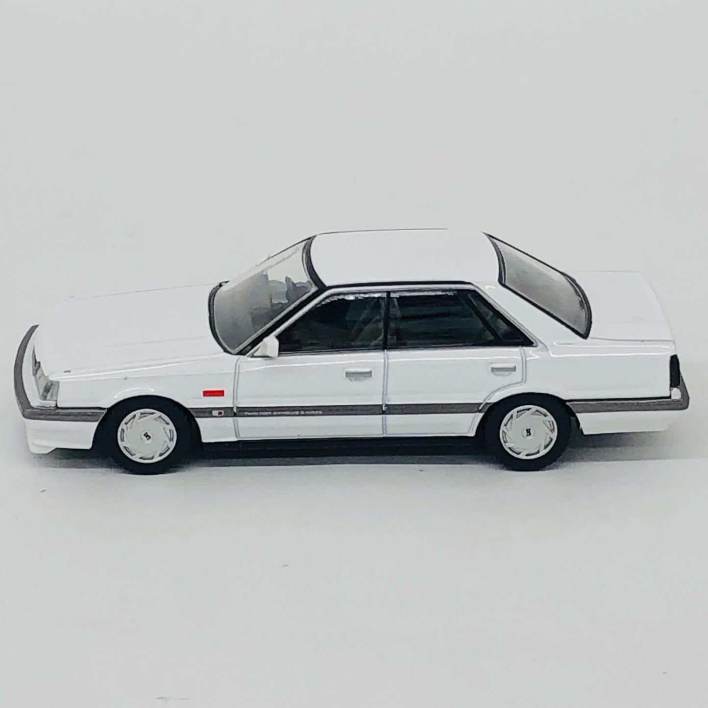 1/64 LV-N301a 日産 スカイライン 4ドアHT GTパサージュ ツインカム24V 87年式(ホワイト) 「トミカリミテッドヴィンテージNEO」 [320548]