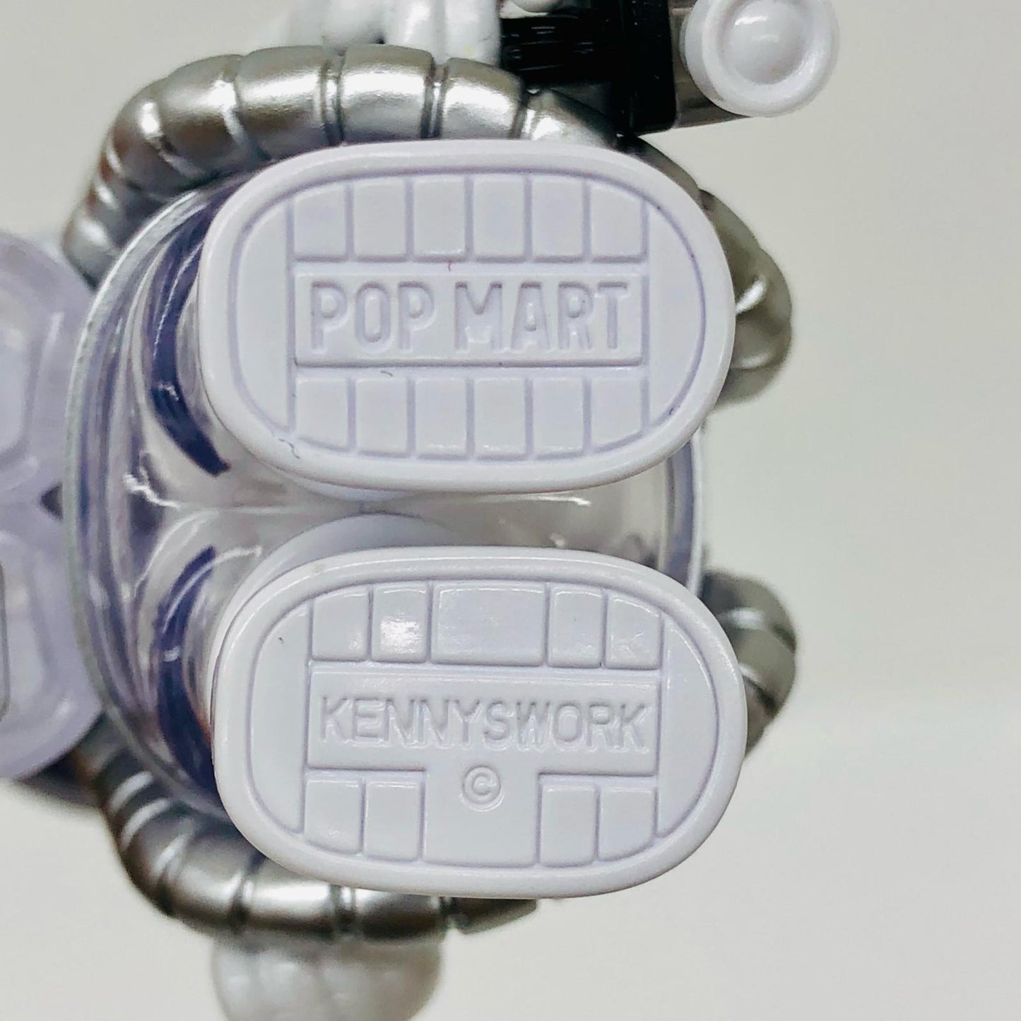 THE GHOST IS HERE 「POPMART MEGA SPACE MOLLY 100%×emoji シリーズ」【フィギュア】