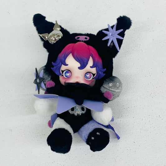 ぬいぐるみ SKULLPANDA×KUROMI ぬいぐるみペンダント 「POPMART SKULLPANDA×サンリオキャラクターズ」 SKULLPANDA×KUROMI SKULLPANDA×サンリオキャラクターズ ぬいぐるみペンダント【加古川物流】