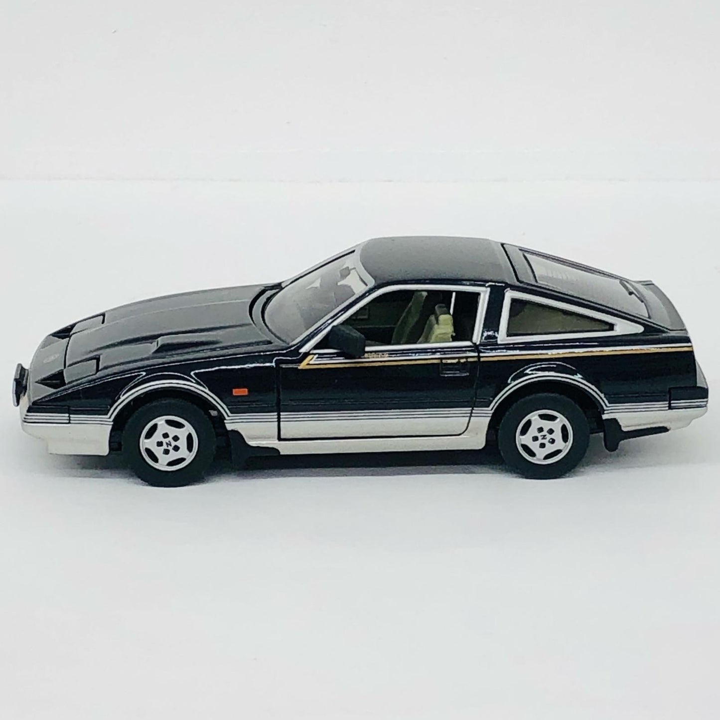 1/43TLS0005ニッサンフェアレディZ300ZXZ31(ブラック)「トミカリミテッドSシリーズ」[644897]【フィギュア】