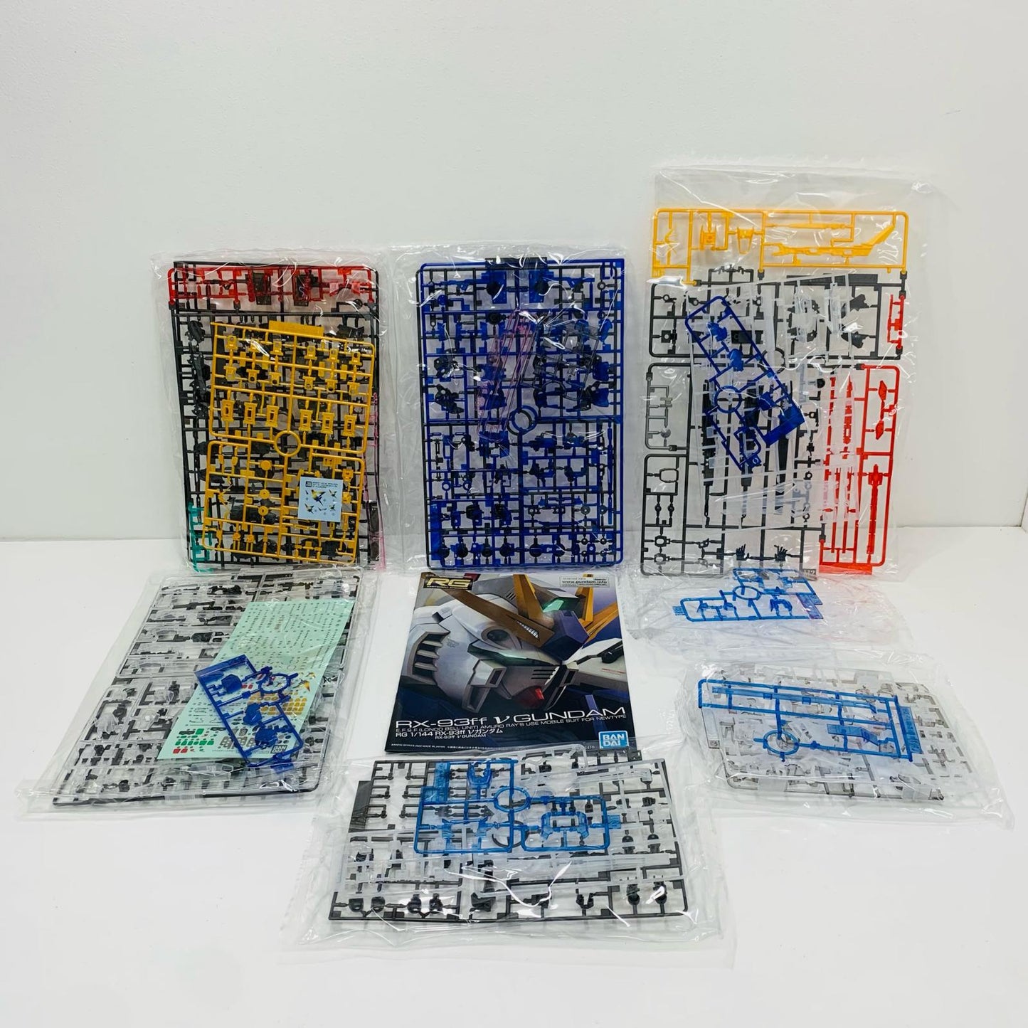 1/144RGRX-93ffνガンダム(クリアカラー)「機動戦士ガンダム逆襲のシャア」GUNDAMSIDE-F限定[5066580]