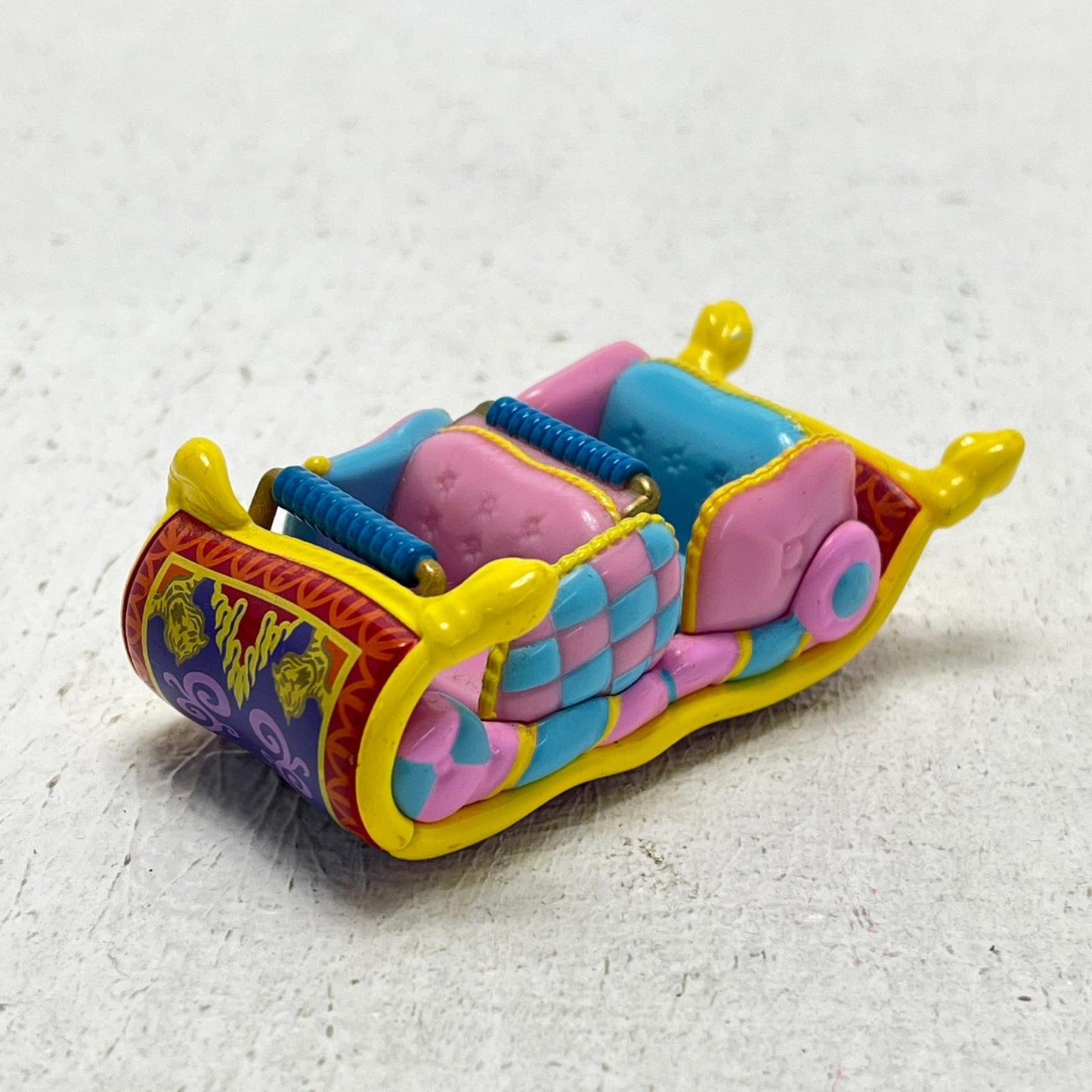 おもちゃ・玩具 ジャスミンのフライングカーペット(ピンク×ブルー×イエロー)「トミカディズニービークルコレクション」東京ディズニーリゾート限定 ジャスミンのフライングカーペット 東京ディズニーリゾート限定【加古川物流】