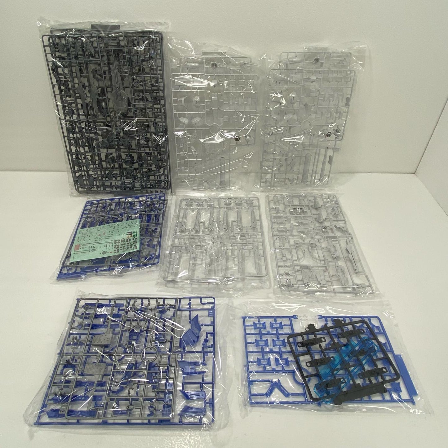 プラモデル 1/144RGHi-νガンダムチタニウムフィニッシュ「機動戦士ガンダム逆襲のシャアベルトーチカ・チルドレン」ガンダムベース限定[5062049] Hi-νガンダムチタニウムフィニッシュ RG ガンダムベース限定 5062049【加古川物流】