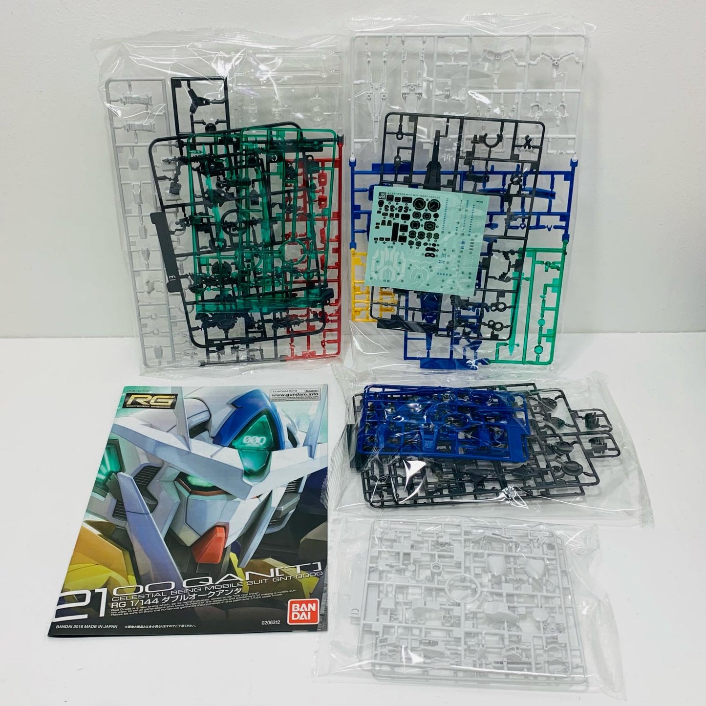 プラモデル 1/144RGGNT-0000ダブルオークアンタ「劇場版機動戦士ガンダム00(ダブルオー)-AwakeningoftheTrailblazer-」[5061604] GNT-0000ダブルオークアンタ RG 5061604【加古川物流】
