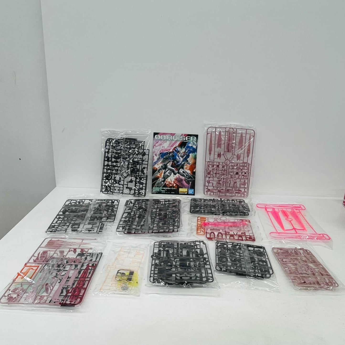プラモデル 1/100MGGN-0000+GNR-010トランザムライザー「機動戦士ガンダム00(ダブルオー)」プレミアムバンダイ限定(再販) GN-0000+GNR-010トランザムライザー MG プレミアムバンダイ限定(再販)【加古川物流】