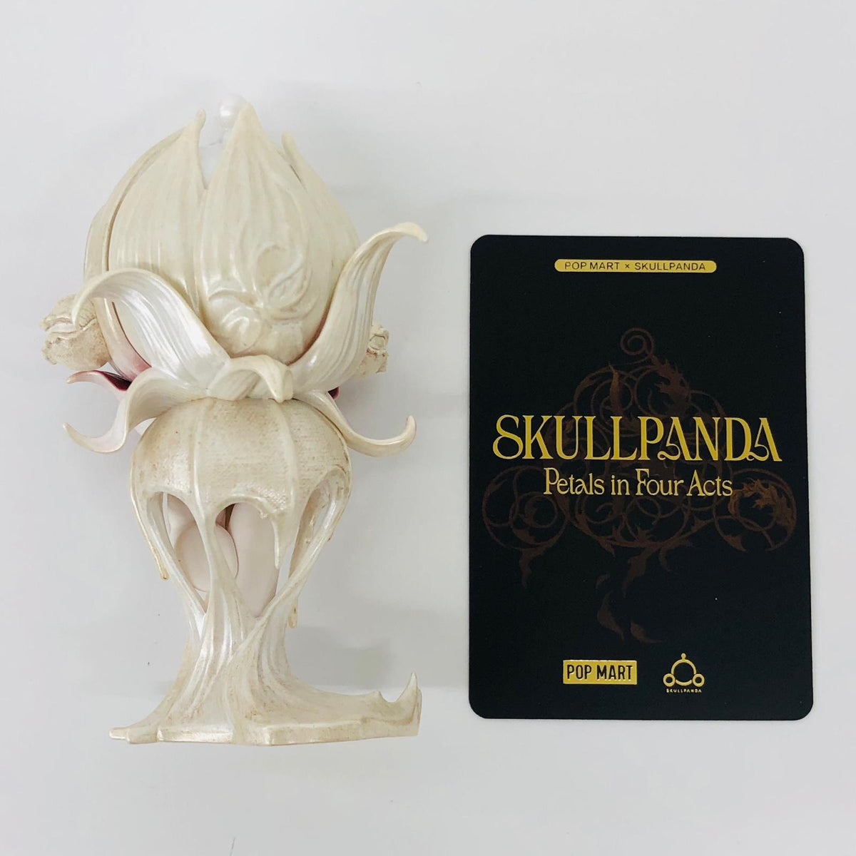 フィギュア The Crown in Ashes 「POPMART SKULLPANDA Petals in Four Acts シリーズ」 The Crown in Ashes SKULLPANDA Petals in Four Acts シリーズ【フィギュア】【加古川物流】