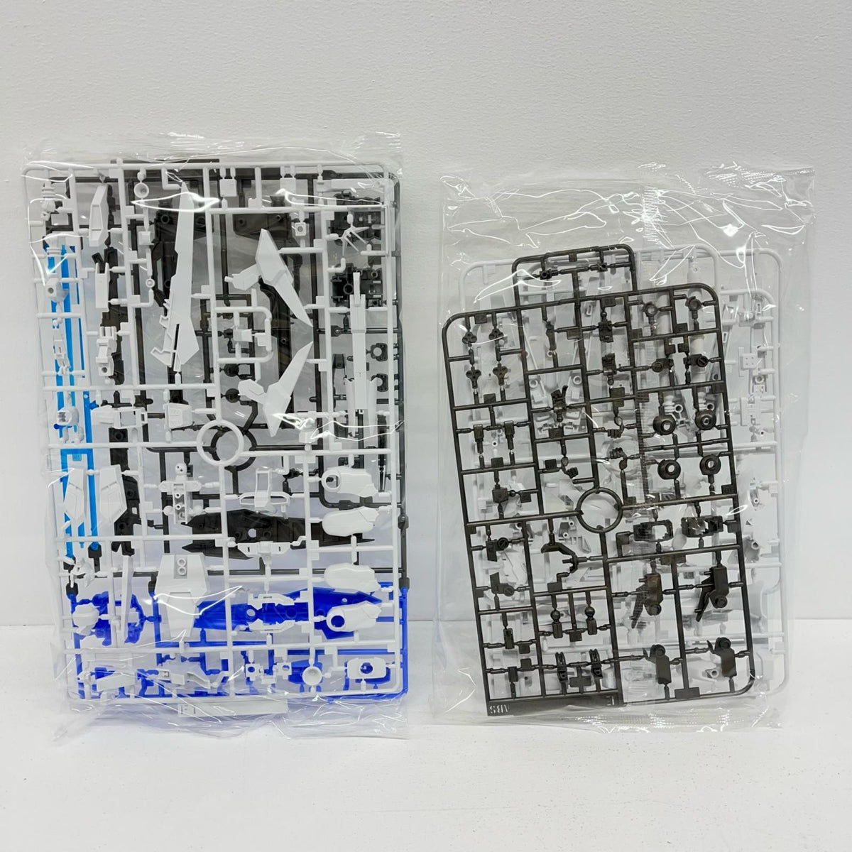 プラモデル 1/144HGBFRX-93-ν2Hi-νガンダムヴレイブ「ガンダムビルドファイターズD/A」 RX-93-ν2Hi-νガンダムヴレイブ HG【加古川物流】